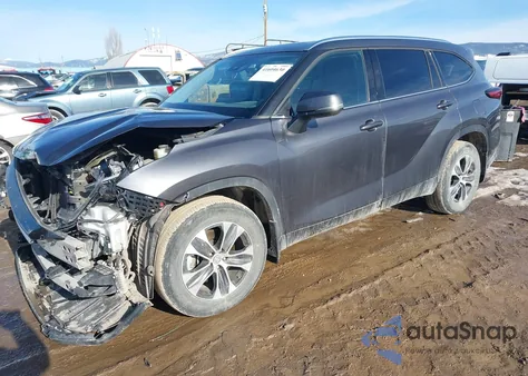 2021 Toyota Highlander Xle z USA, uszkodzony, nr VIN 5TDGZRBH4MS083074